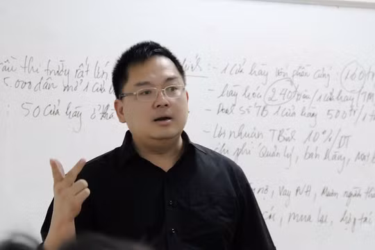 Chủ tịch FPT Software Hoàng Nam Tiến vừa nhận được giải thưởng Effective Professor (Giảng viên có bài giảng thực tiễn nhất, được nhiều học viên áp dụng ngay) do học viên FSB lựa chọn.