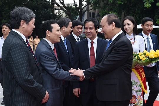 Thủ tướng trao đổi với lãnh đạo, giảng viên ĐHQGHN. 