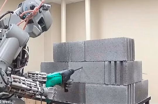 Người máy này có thể làm việc cả trong chế độ giám sát - kiểm soát và tự vận hành.