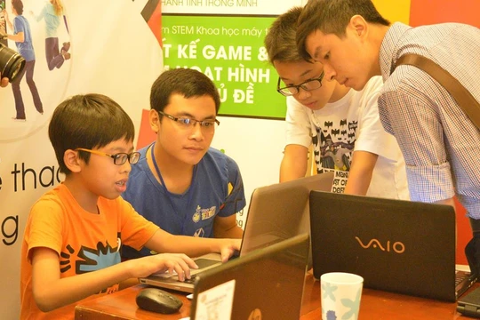 Các bạn học sinh tham dự cuộc thi năm nay có độ tuổi chủ yếu từ 9-14 đến từ các trường tiểu học và trung học tại Hà Nội như Vinschool, Đoàn Thị Điểm, Nguyễn Tất Thành, Thăng Long Kidsmart, FPT và Lomonoxop.