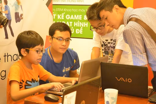 Các bạn học sinh tham dự cuộc thi năm nay có độ tuổi chủ yếu từ 9-14 đến từ các trường tiểu học và trung học tại Hà Nội như Vinschool, Đoàn Thị Điểm, Nguyễn Tất Thành, Thăng Long Kidsmart, FPT và Lomonoxop.