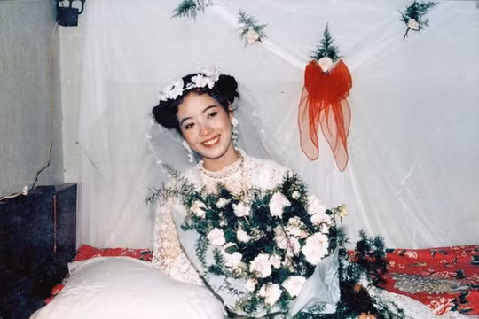 Cô dâu Chiều Xuân xinh đẹp với đôi má ửng hồng, lông mày lá liễu mảnh mai, ánh mắt thu hút cùng đôi môi đỏ tươi quyến rũ.