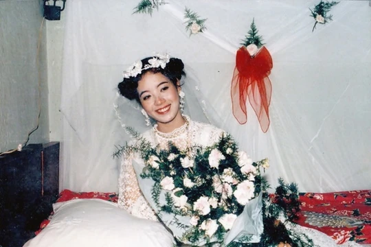 Cô dâu Chiều Xuân xinh đẹp với đôi má ửng hồng, lông mày lá liễu mảnh mai, ánh mắt thu hút cùng đôi môi đỏ tươi quyến rũ.