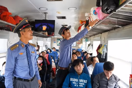 Đường sắt Việt Nam chỉ bán vé trên website duy nhất là dsvn.vn và tại các đại lý của Tổng Công ty Đường sắt Việt Nam, các ga (ảnh minh họa)