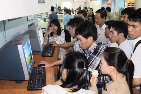 Người đi tàu, xe mua vé ở các cửa hàng tiện lợi sẽ tránh được cảnh xếp hàng chờ tới lượt tại các nhà ga, bến xe vào các dịp lễ, tết như hiện nay.