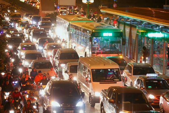 Bus BRT chôn chân tại đường Tố Hữu