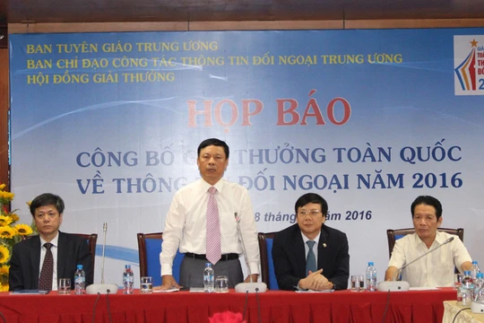 Đoàn chủ trì buổi Họp báo