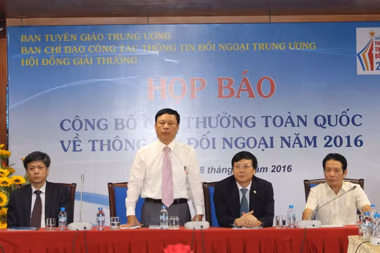 Đoàn chủ trì buổi Họp báo