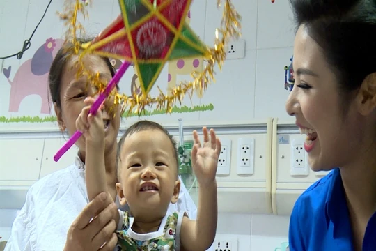 Tân Hiệp Phát tặng quà Trung thu cho 1000 trẻ em bệnh hiểm nghèo