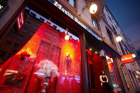 Nơi đây có những nhà thổ được cấp phép và hàng chục cô gái bán hoa đứng dọc con đường.