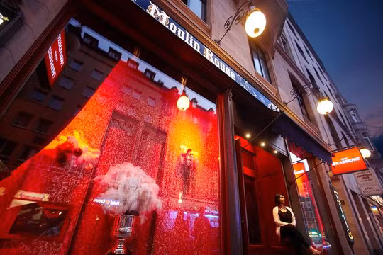 Nơi đây có những nhà thổ được cấp phép và hàng chục cô gái bán hoa đứng dọc con đường.