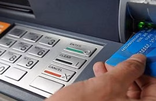 người dân gặp không ít hiểm họa khó lường khi sử dụng máy ATM .
