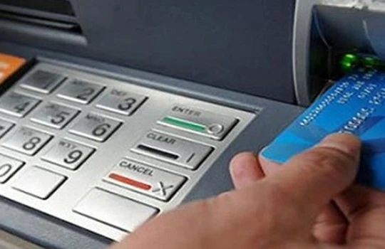 người dân gặp không ít hiểm họa khó lường khi sử dụng máy ATM .