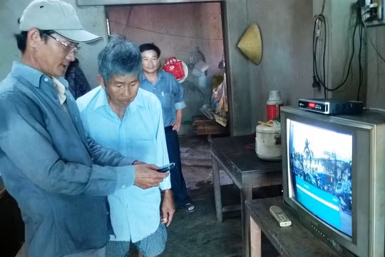 Nhân viên kỹ thuật hướng dẫn người dân cách sử dụng đầu thu truyền hình số (ảnh minh hoạ)