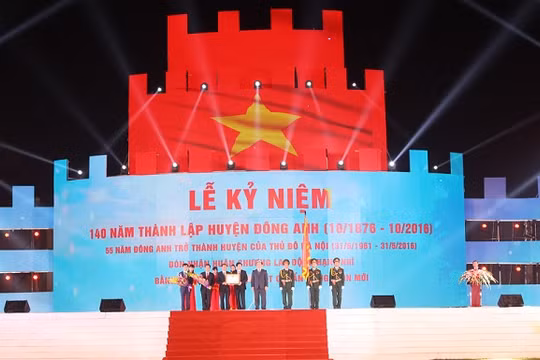 Bí thư Thành ủy Hà Nội Hoàng Trung Hải trao "Huân chương Lao động hạng Nhì" cho huyện Đông Anh.