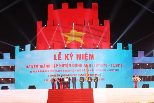 Bí thư Thành ủy Hà Nội Hoàng Trung Hải trao "Huân chương Lao động hạng Nhì" cho huyện Đông Anh.