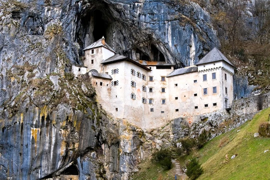 Lâu đài Predjama (Slovenia): Được xây trong một hang động nằm giữa vách núi vào năm 1274, lâu đài này có nhiều hệ thống hành lang, phòng ốc nằm ẩn trong các bức tường. Đây chính là nơi diễn ra các màn tra tấn, sát hại lẫn nhau... Người ta vẫn đồn nhau lin