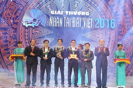 Ông Nguyễn Thiện Nhân, Chủ tịch Mặt trận Tổ quốc Việt Nam và Bộ trưởng Bộ TT&TT Trương Minh Tuấn trao giải Nhất lĩnh vực CNTT triển vọng cho nhóm tác giả Hệ thống phân tích ngữ nghĩa và quản trị tương tác mạng xã hội SMCC”.