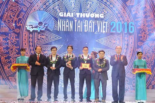 Ông Nguyễn Thiện Nhân, Chủ tịch Mặt trận Tổ quốc Việt Nam và Bộ trưởng Bộ TT&TT Trương Minh Tuấn trao giải Nhất lĩnh vực CNTT triển vọng cho nhóm tác giả Hệ thống phân tích ngữ nghĩa và quản trị tương tác mạng xã hội SMCC”.