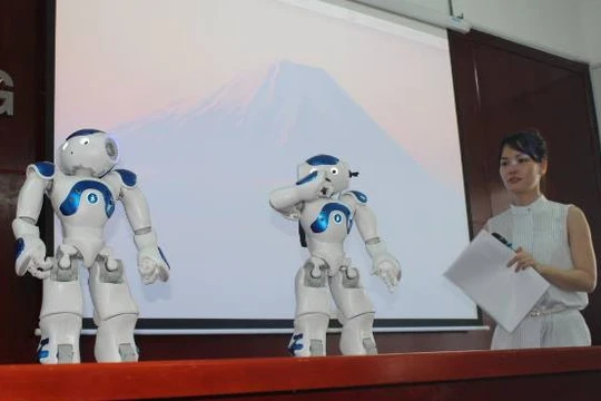 Hai robot Nao mà Đại học Lạc Hồng tiếp nhận.