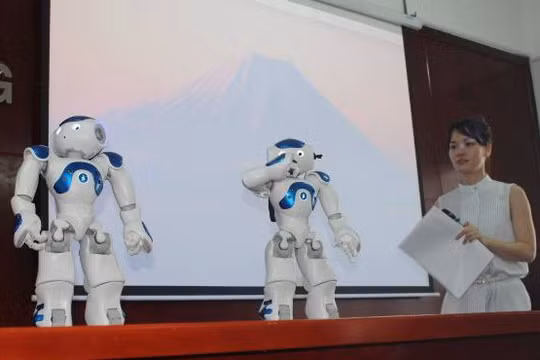 Hai robot Nao mà Đại học Lạc Hồng tiếp nhận.