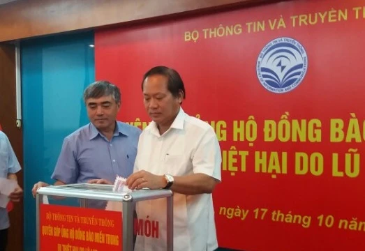 Bộ trưởng Trương Minh Tuấn (bên phải) và thứ trưởng Nguyễn Minh Hồng ủng hộ đồng bào lũ lụt miền Trung.