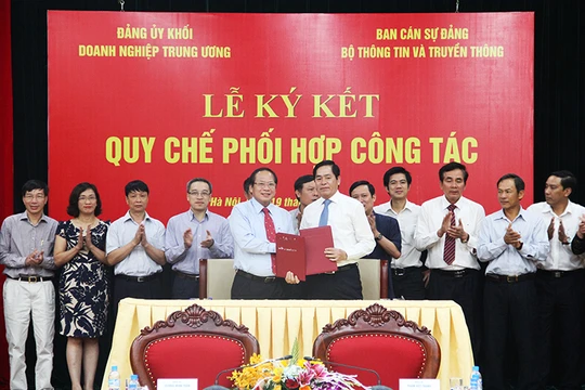 Bí thư Ban cán sự Đảng, Bộ trưởng Bộ TT&TT Trương Minh Tuấn và Bí thư Đảng ủy Khối doanh nghiệp Trung ương Phạm Viết Thanh cùng ký Quy chế phối hợp công tác