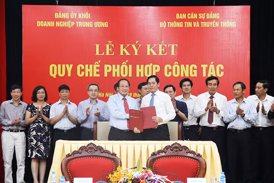 Bí thư Ban cán sự Đảng, Bộ trưởng Bộ TT&TT Trương Minh Tuấn và Bí thư Đảng ủy Khối doanh nghiệp Trung ương Phạm Viết Thanh cùng ký Quy chế phối hợp công tác
