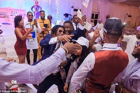 Rapper, nhà thiết kế Bayo Adewale AKA Bnaira có sở thích ném tiền và thường thể hiện niềm đam mê này trong các buổi tiệc.
