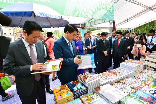 Thứ trưởng Bộ Thông tin và Truyền thông Hoàng Vĩnh Bảo và Chủ tịch UBND TP.Hà Nội Nguyễn Đức Chung tham quan các gian hàng tại Hội sách Hà Nội 2016