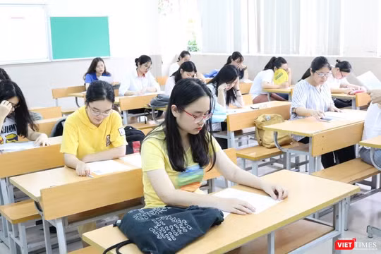 Thí sinh làm bài thi. Ảnh: Minh Thúy