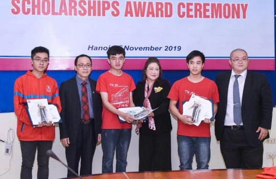 Bà Atsuko Matsuoka, Chủ tịch Merro và GS.TS. Tạ Thành Văn - Hiệu trưởng Trường Đại học Y Hà Nội trao học bổng MERRO cho 3 sinh viên xuất sắc năm 2019.