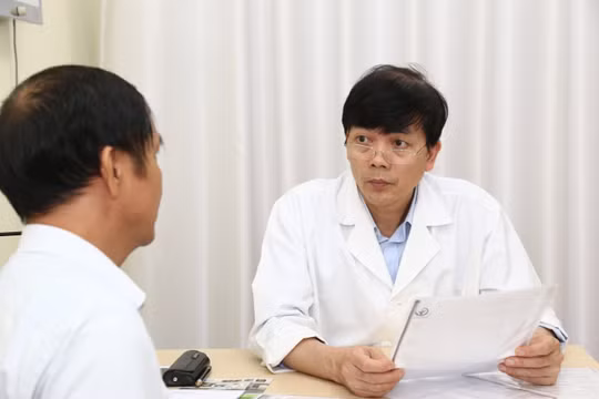 PGS.TS. Nguyễn Xuân Hùng tư vấn cho bệnh nhân. 