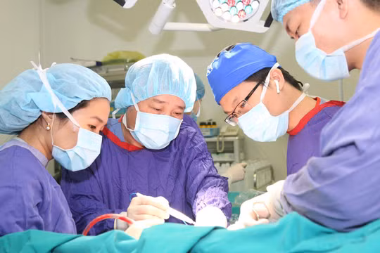 Các bác sĩ tiến hành phẫu thuật
