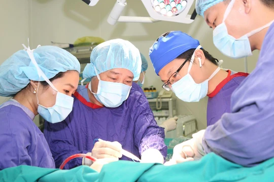 Các bác sĩ tiến hành phẫu thuật