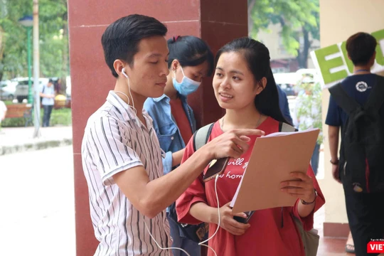 Sinh viên trao đổi thông tin. Ảnh: Minh Thúy