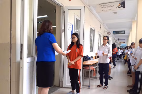 Thí sinh làm thủ tục dự thi THPT quốc gia 2019. Ảnh: Minh Thúy