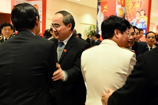 Các ủy viên Trung ương chia sẻ niềm vui khi đại hội XII công bố danh sách trúng cử. Ảnh Hoàng Hà. 