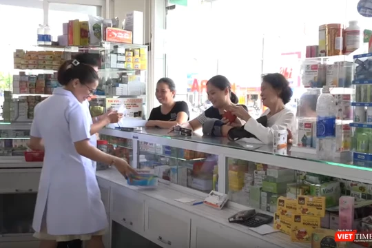 Người dân mua thuốc 