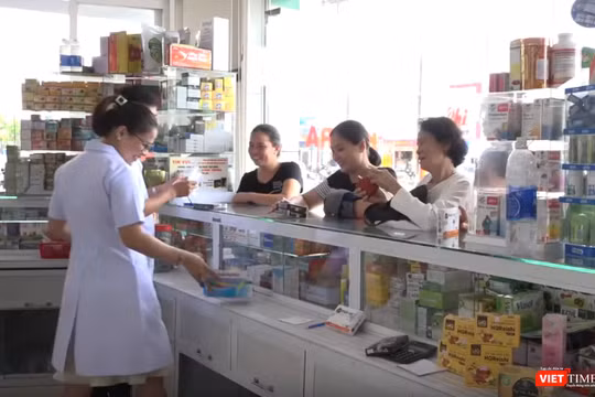 Người dân mua thuốc 