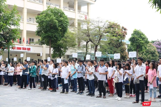 Thí sinh tập trung tại sân trường THCS Dịch Vọng (Cầu Giấy). Ảnh: Minh Thúy