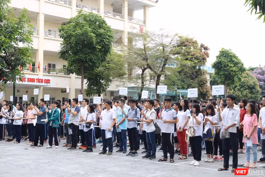 Thí sinh tập trung tại sân trường THCS Dịch Vọng (Cầu Giấy). Ảnh: Minh Thúy