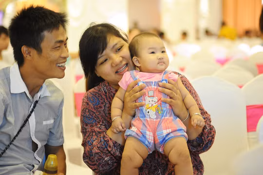 Cặp vợ chồng hạnh phúc khi có được đứa con mơ ước