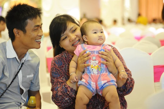 Cặp vợ chồng hạnh phúc khi có được đứa con mơ ước