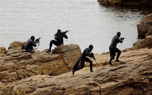 Người nhái đặc nhiệm SEAL huấn luyện đổ bộ bờ biển. Ảnh: DailyBeast