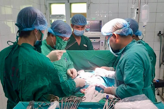 Các bác sĩ phẫu thuật cho cụ ông 91 tuổi