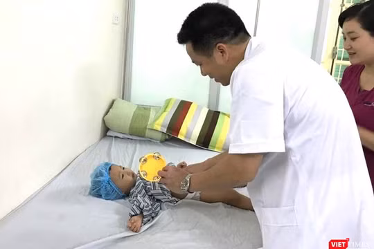 Bác sĩ chăm sóc bệnh nhi. 