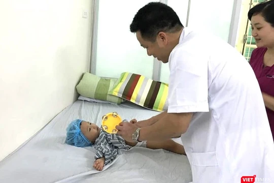 Bác sĩ chăm sóc bệnh nhi. 