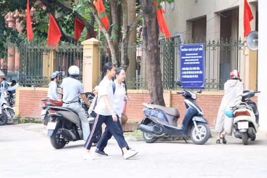 Học sinh đi học. Ảnh: Minh Thúy