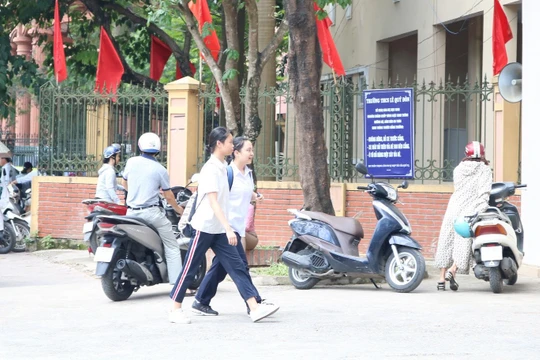 Học sinh đi học. Ảnh: Minh Thúy